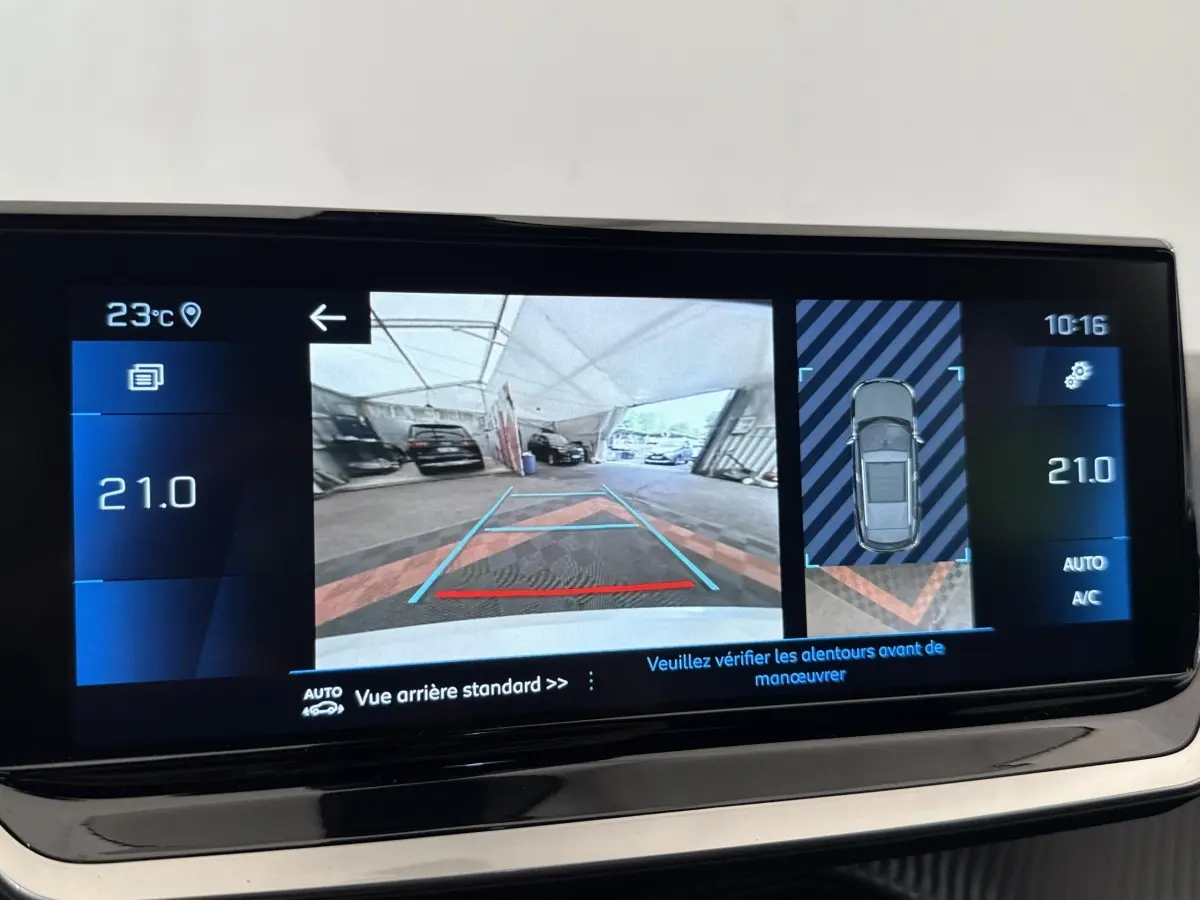 Écran tactile intérieur affichant la caméra de recul et la vue 360° du Peugeot 2008 gris clair, tableau de bord moderne.