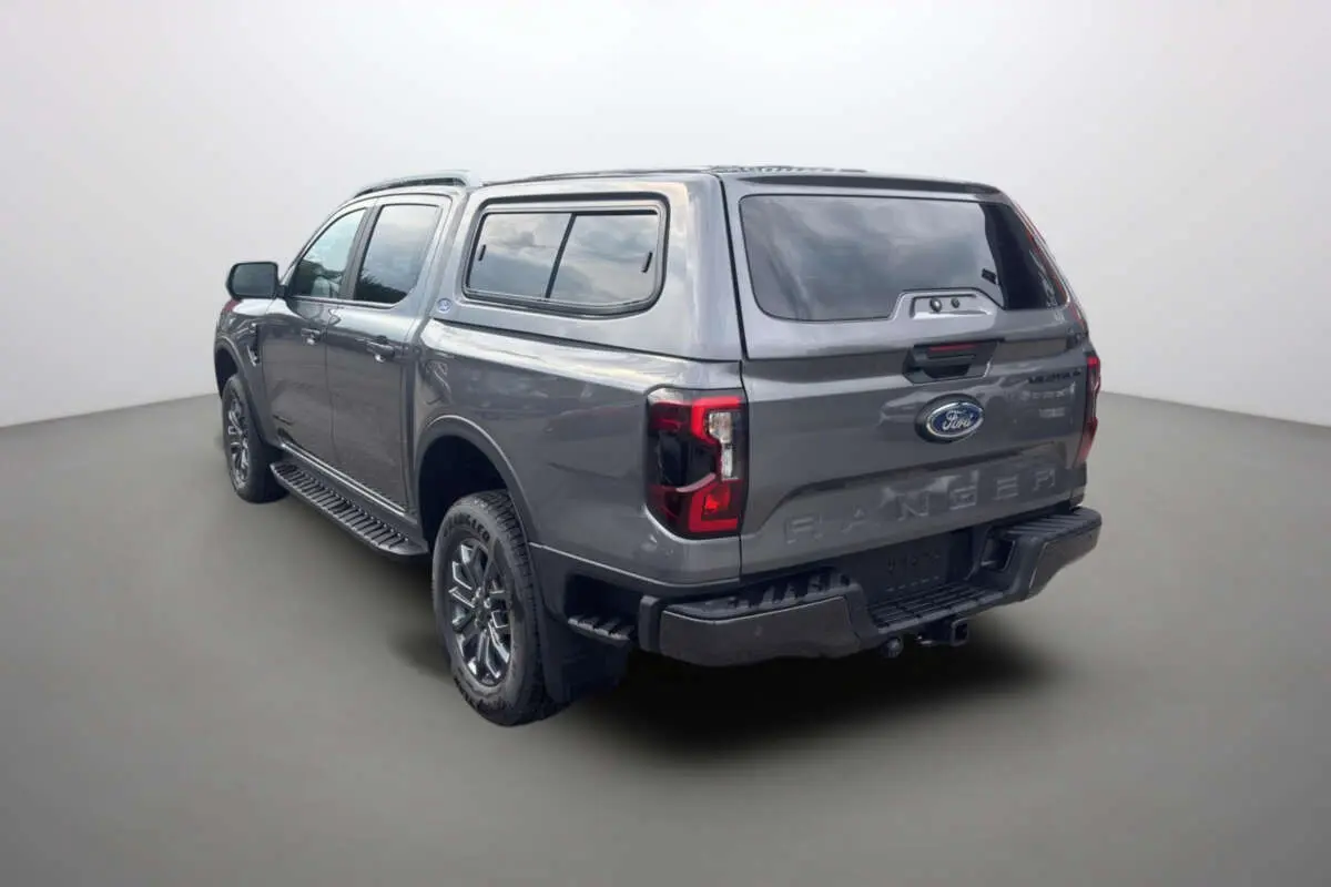 Ford Ranger V6 240 Wildtrak gris carbone vu en 3/4 arrière droit avec hardtop et jantes alu 18 pouces.