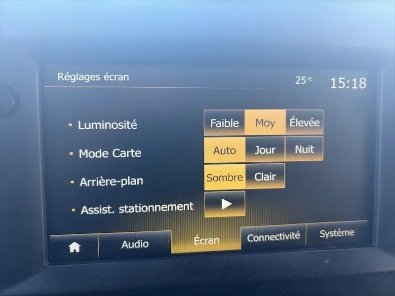 Écran tactile intérieur du Renault Master blanc, affichant les réglages d'écran avec options de luminosité et mode carte.