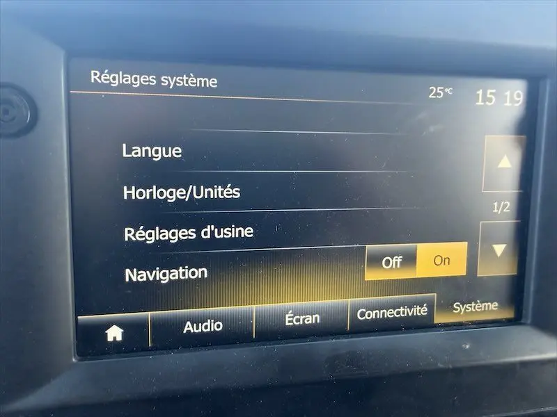 Écran tactile du système de réglages du Renault Master blanc, affichant les options de langue et navigation.