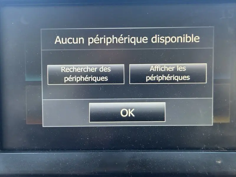 Écran multimédia du Renault Master 2021 affichant un message d'absence de périphérique connecté.
