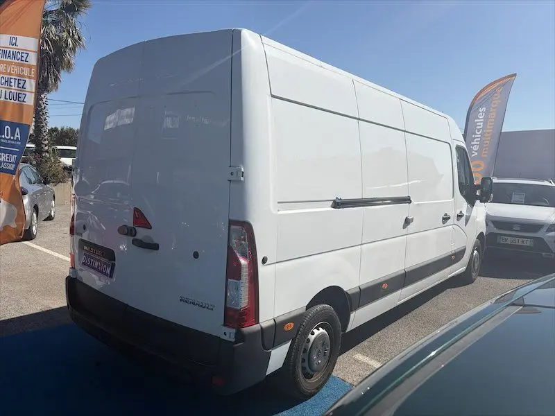 Renault Master blanc en vue 3/4 arrière droit, fourgon utilitaire grand volume avec toit surélevé.