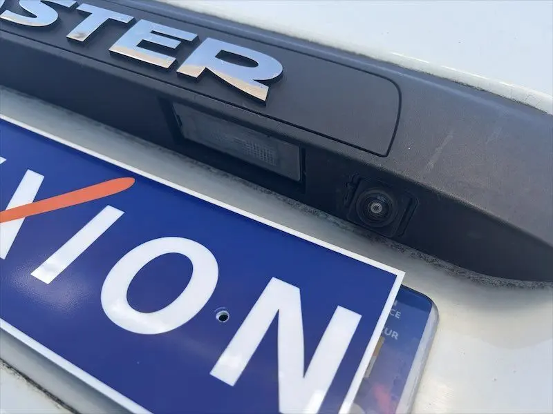 Gros plan sur la caméra de recul et l’éclairage de plaque arrière d’un Renault Master blanc, vue arrière.