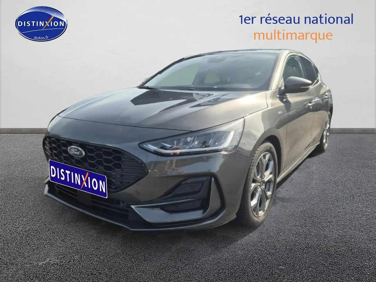 Ford Focus 2024 gris magnétique vue 3/4 avant droit avec calandre noire et jantes alliage visibles