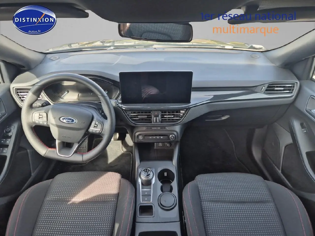 Intérieur avant de la Ford Focus 2024 gris magnétique, vue du tableau de bord avec écran tactile et volant cuir multifonction.
