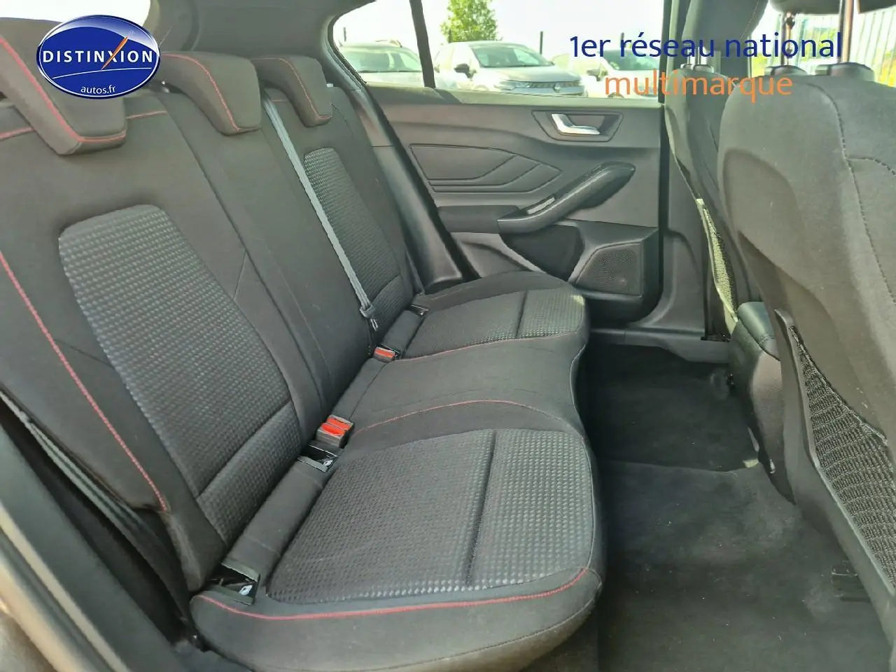 Vue côté droit de la banquette arrière noire avec surpiqûres rouges dans une Ford Focus 1.5 Ecoblue 2024.