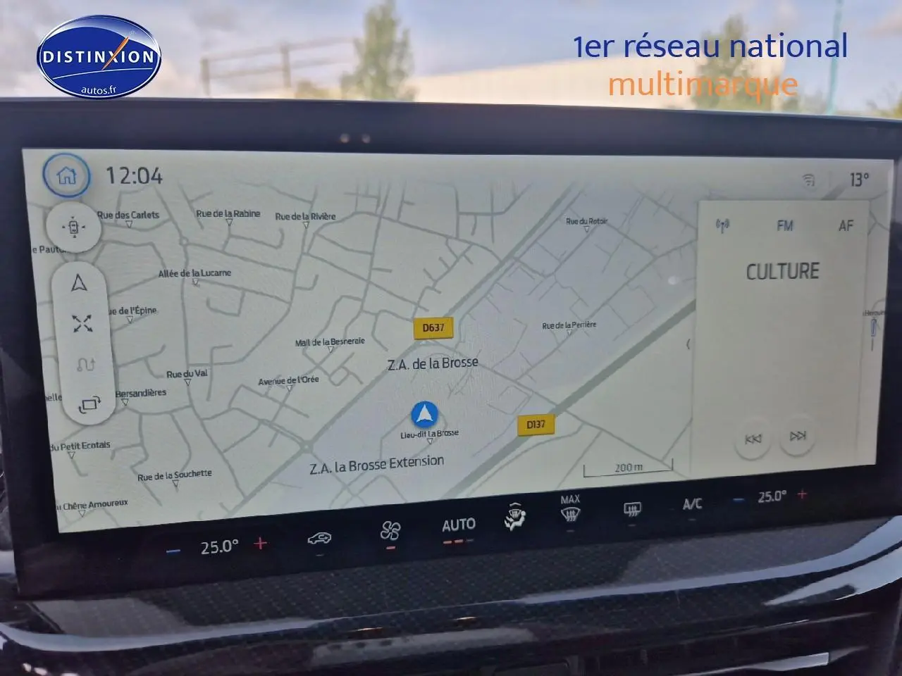 Écran tactile du système de navigation de la Ford Focus 2024 gris magnétique, vue intérieure centrée sur la carte GPS.