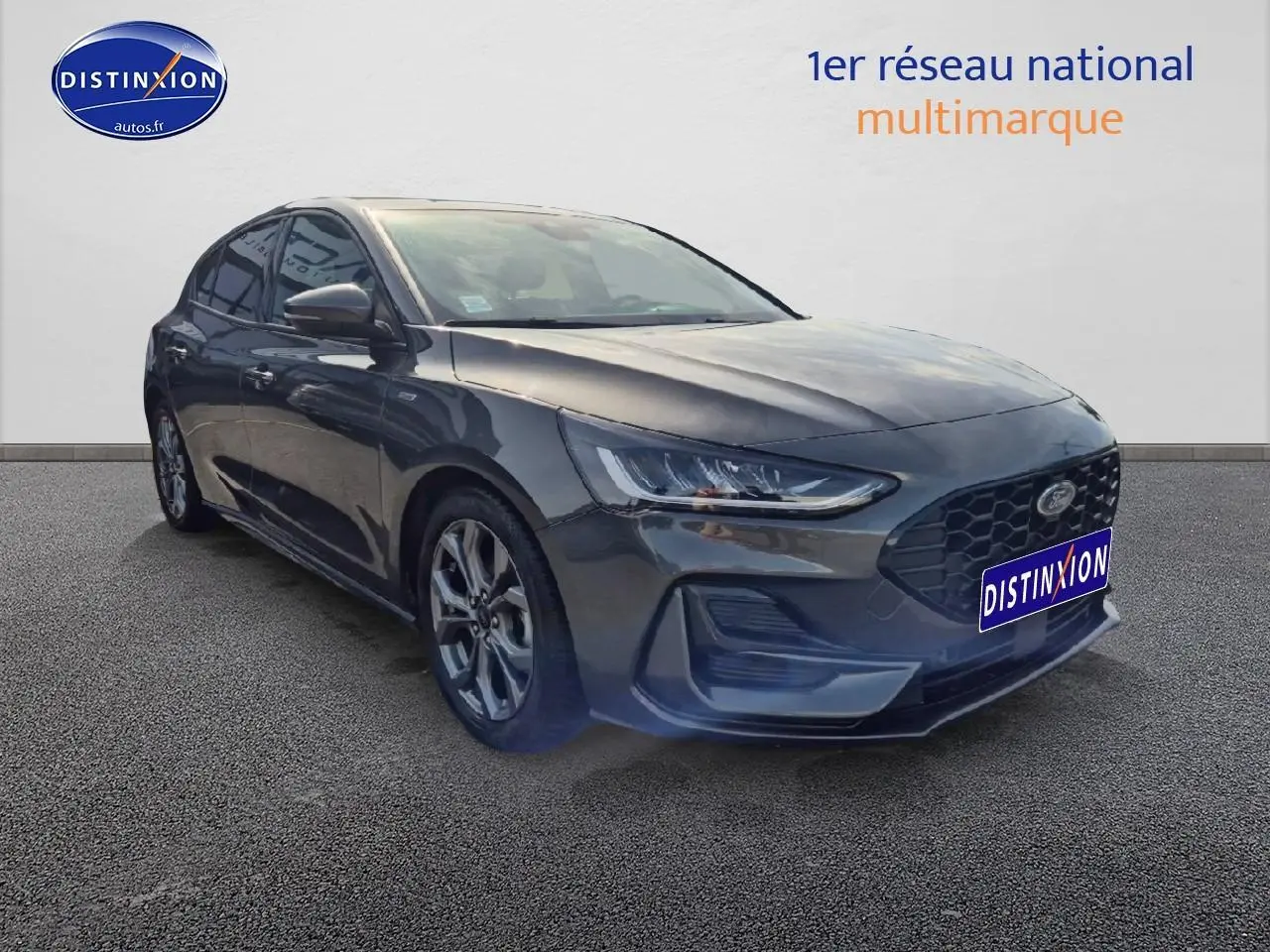 Ford Focus 2024 gris magnétique vue 3/4 avant droit avec calandre noire et jantes alliage visibles