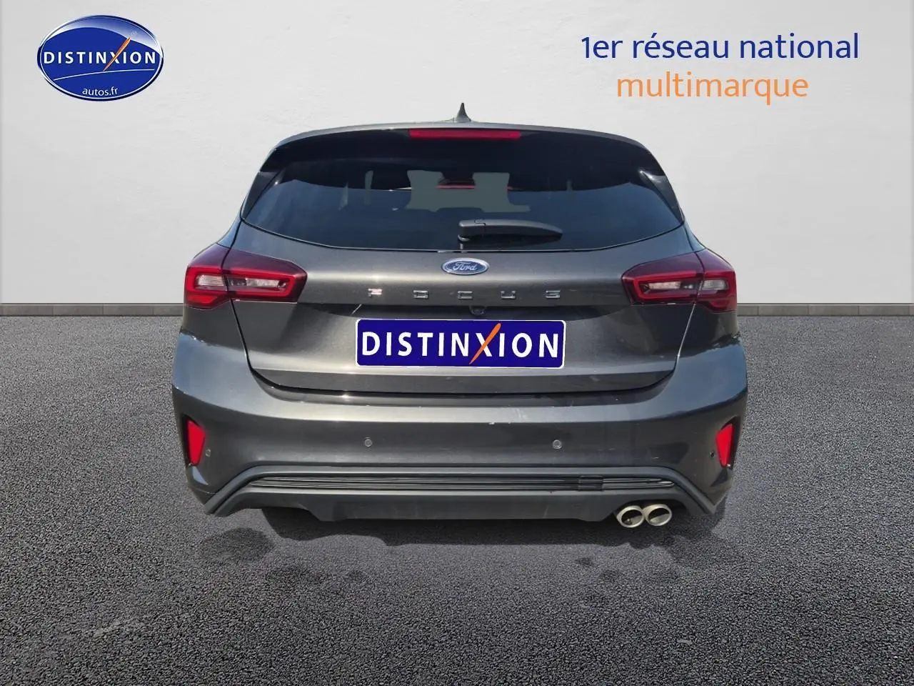 Vue arrière d'une Ford Focus gris magnétique avec double sortie d'échappement et feux LED distinctifs.