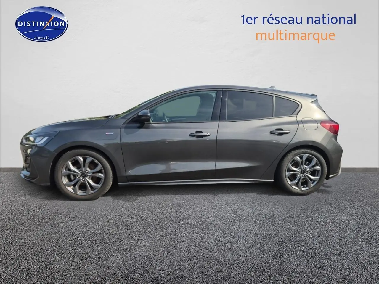 Profil côté gauche d'une Ford Focus 1.5 Ecoblue 115 ST-Line gris magnétique avec jantes alliage et vitres surteintées.