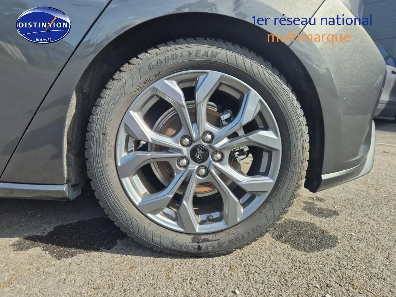 Gros plan sur la roue avant gauche avec jante alu grise d'une Ford Focus gris magnétique 2024.