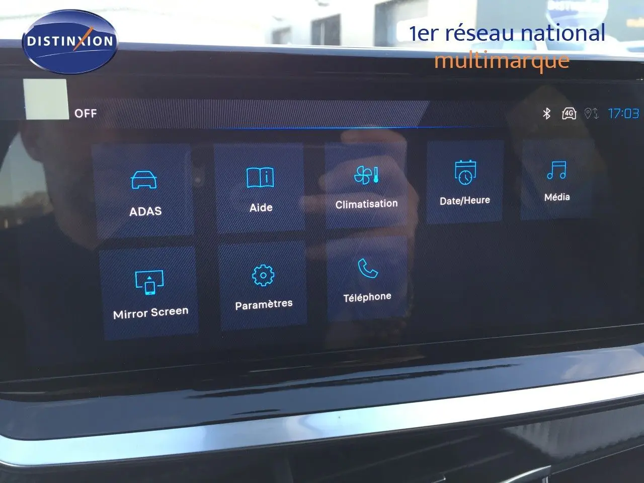 Écran tactile central de la Peugeot 208 1.2 Hybrid 2025 affichant les options ADAS, climatisation et téléphone.