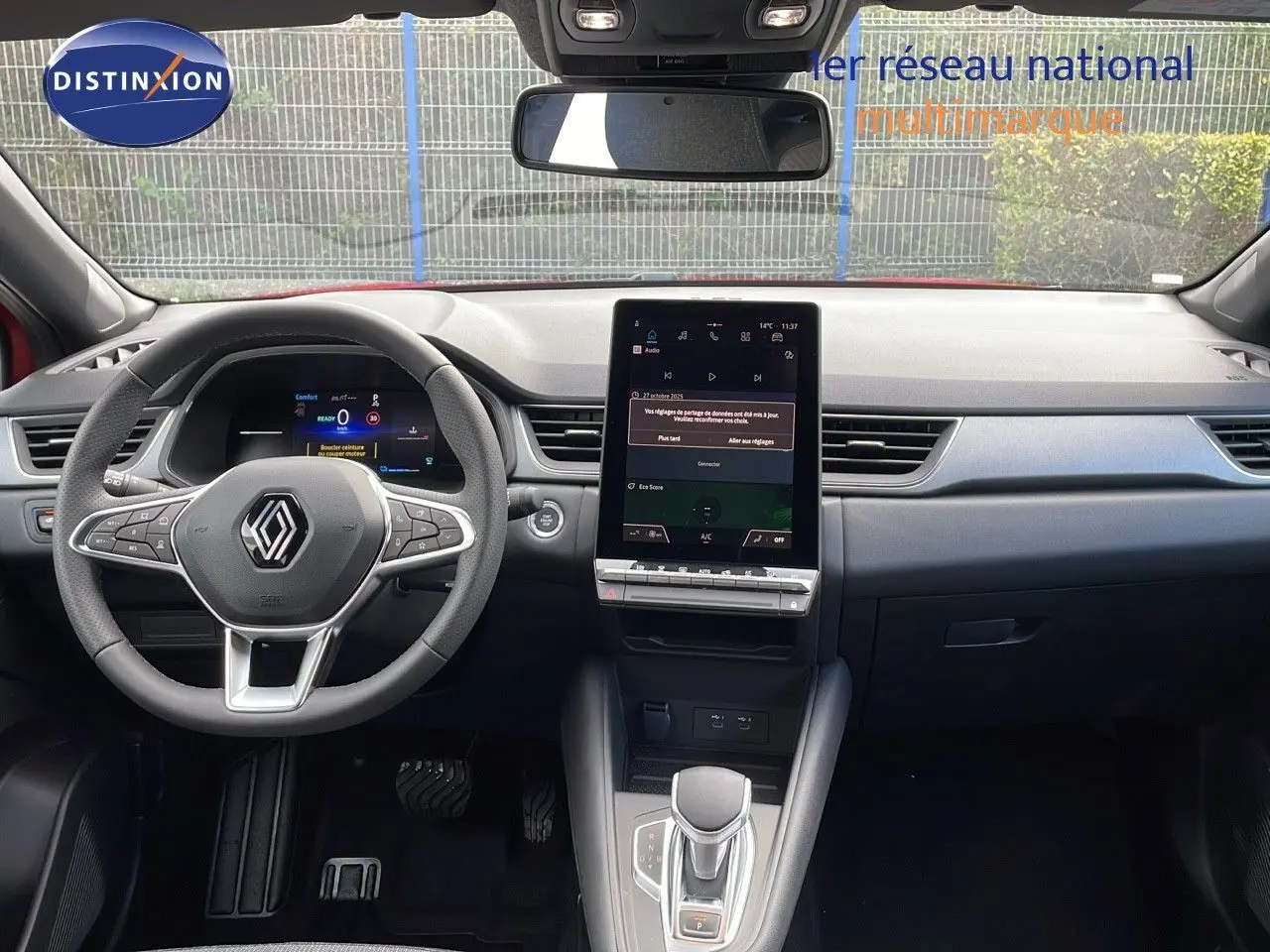 Vue intérieure du tableau de bord du Renault Captur E-Tech hybride 2025 avec écran tactile vertical et volant multifonction.