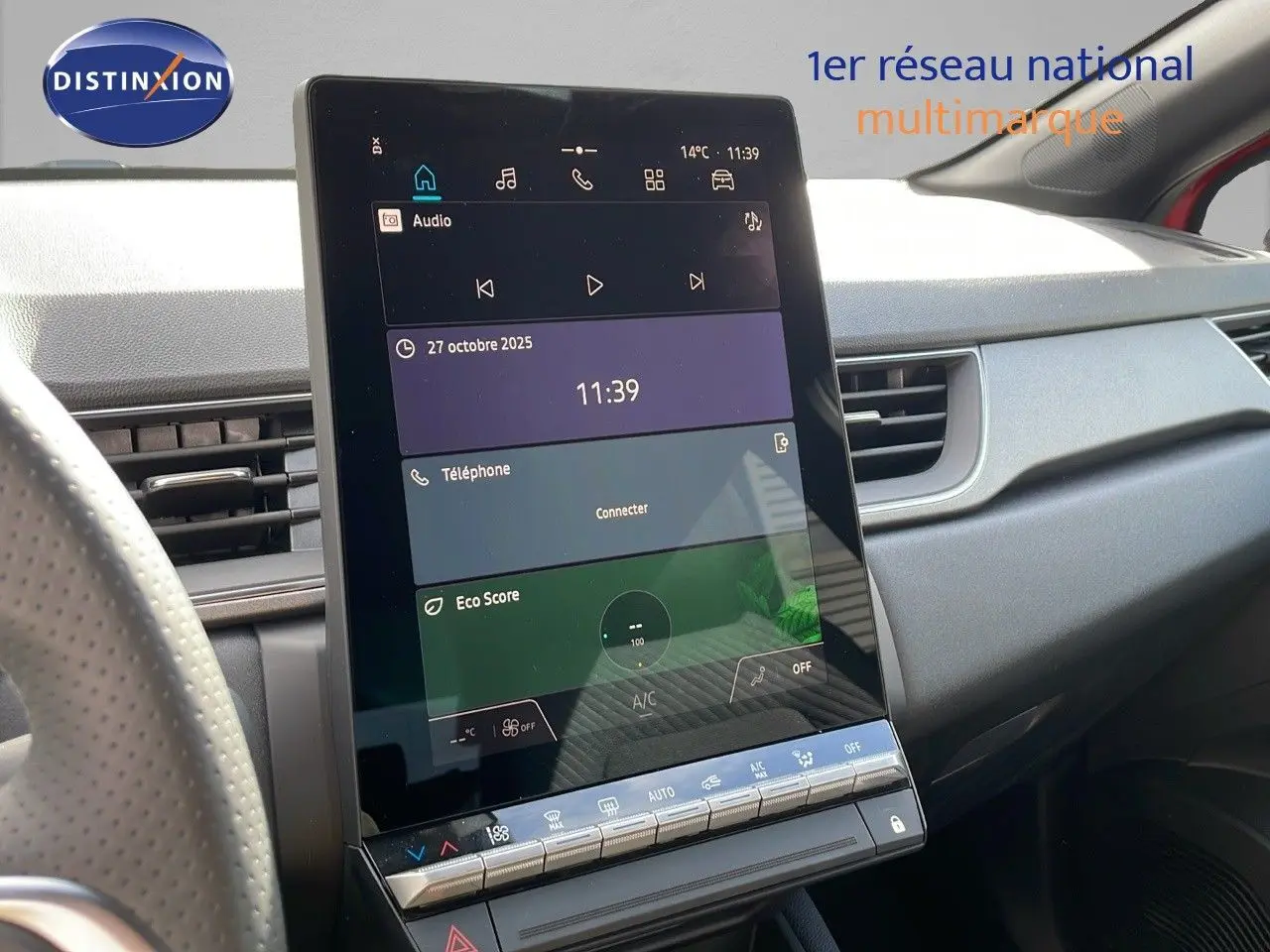 Vue intérieure du tableau de bord du Renault Captur E-Tech Hybrid 2025 avec écran tactile vertical et volant partiel.