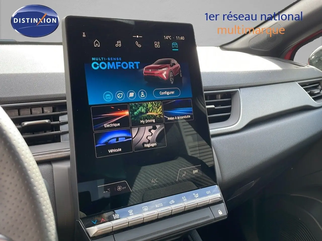 Tableau de bord du Renault Captur E-Tech hybride 2025 avec écran tactile vertical et finition intérieure grise.