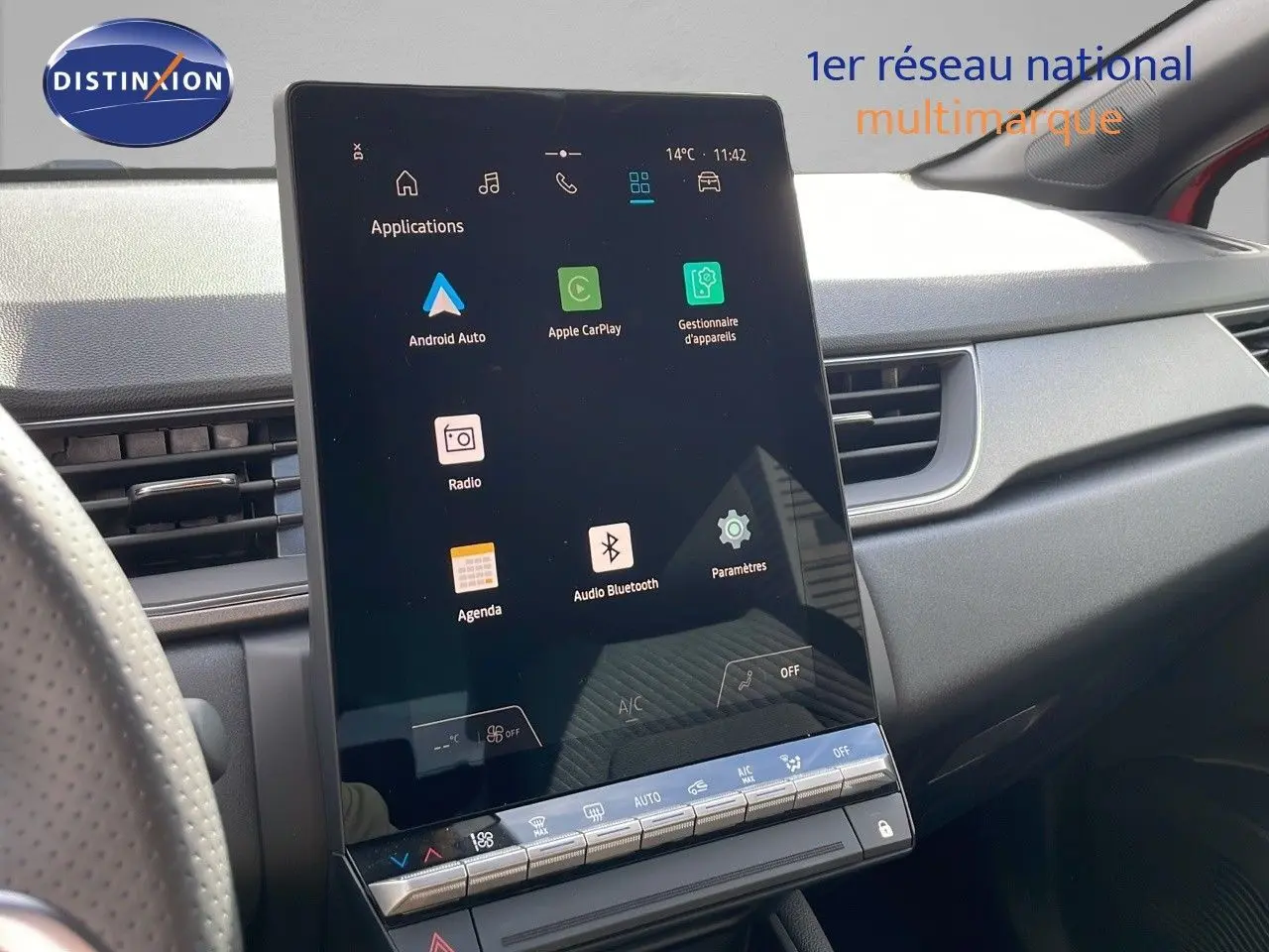 Vue rapprochée de la console centrale tactile verticale du Renault Captur E-Tech rouge passion, affichant les applications connectées.