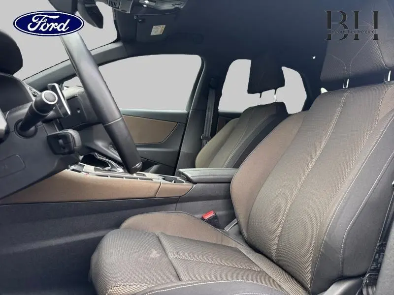 Vue intérieure côté conducteur du DS7 Crossback 2020 avec sellerie tissu Perruzi Bronze et volant cuir noir.