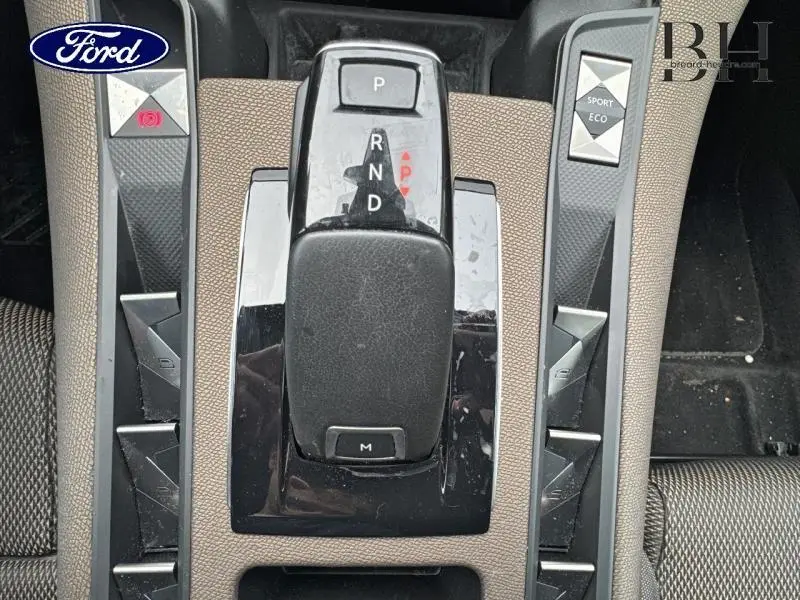 Le levier de vitesses automatique noir et gris du DS7 Crossback BlueHDi vu en gros plan au centre de la console.