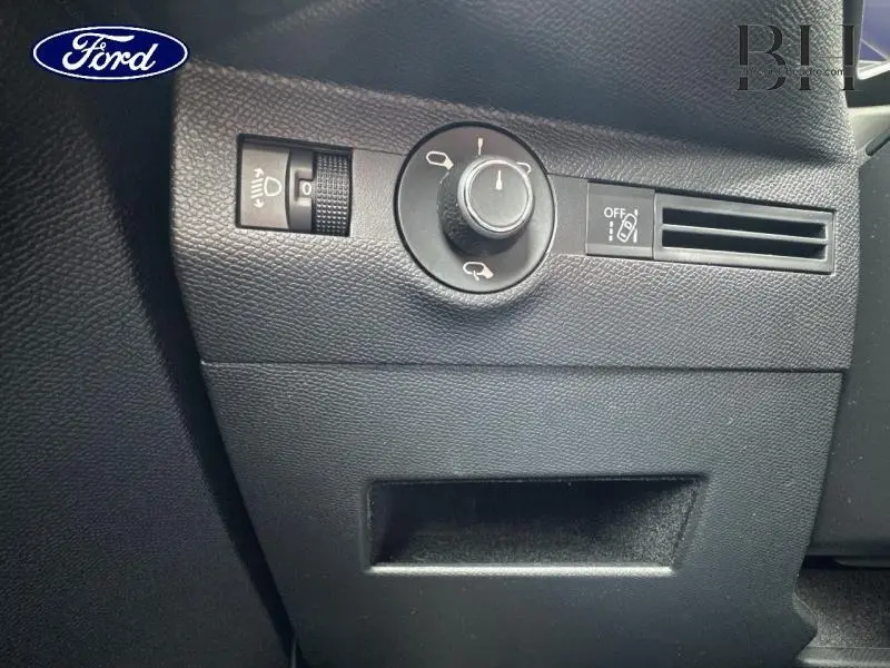 Gros plan sur les commandes d'éclairage et rétroviseurs côté gauche d'un DS7 Crossback gris Platinium 2020