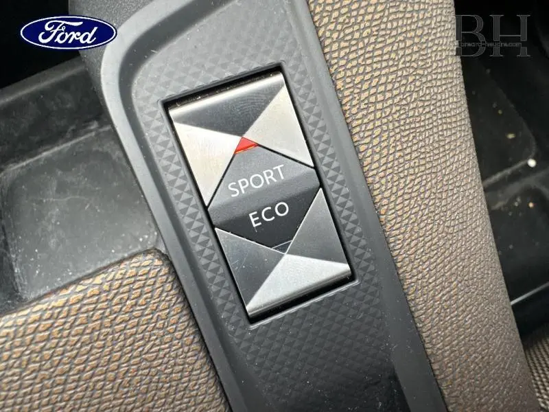 Boutons de mode de conduite Sport et Eco en gros plan sur la console intérieure du DS7 Crossback gris Platinium.