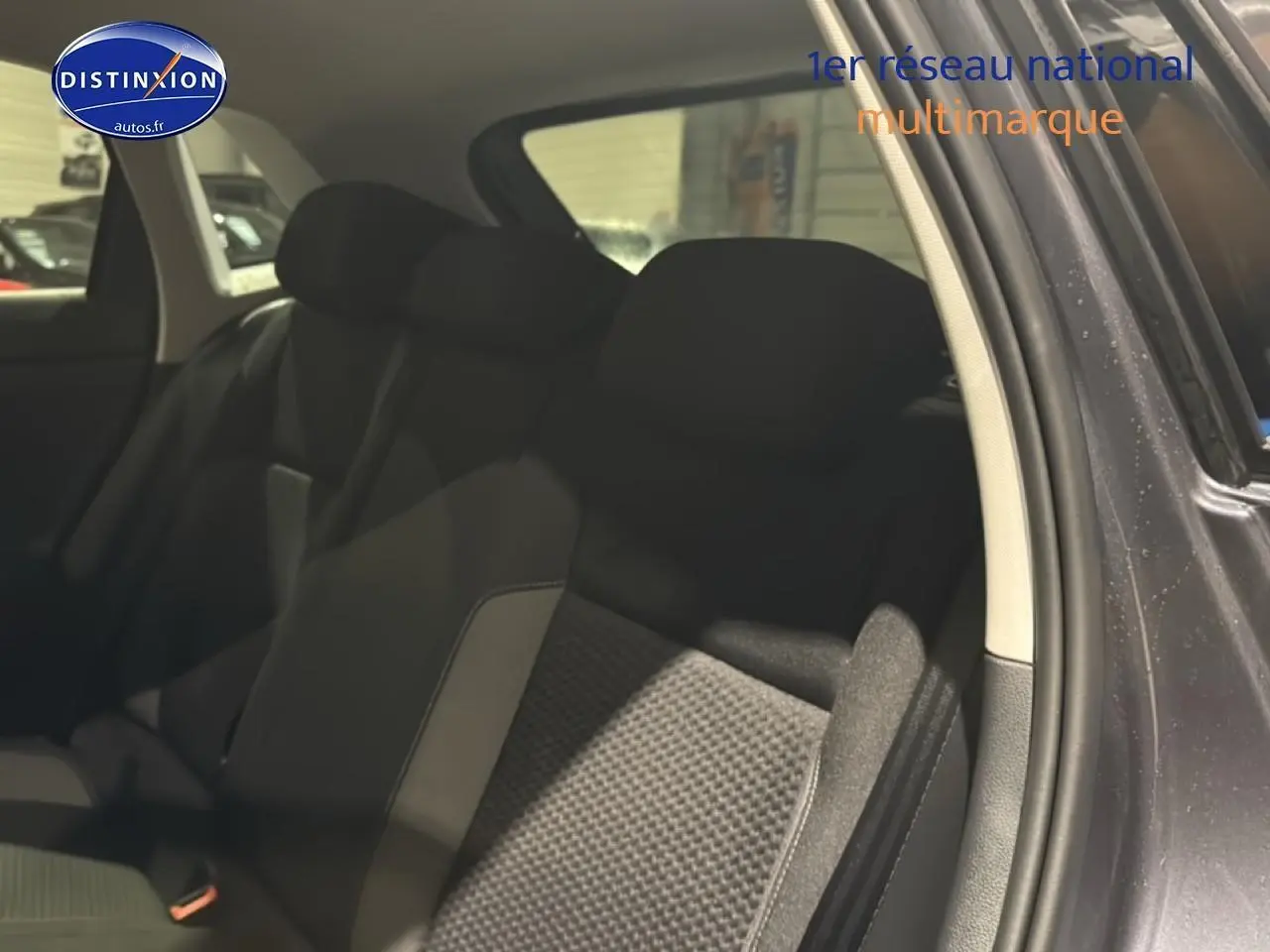 Vue intérieure côté droit sur la banquette arrière en tissu noir de la Volkswagen Polo gris cendre 2025.