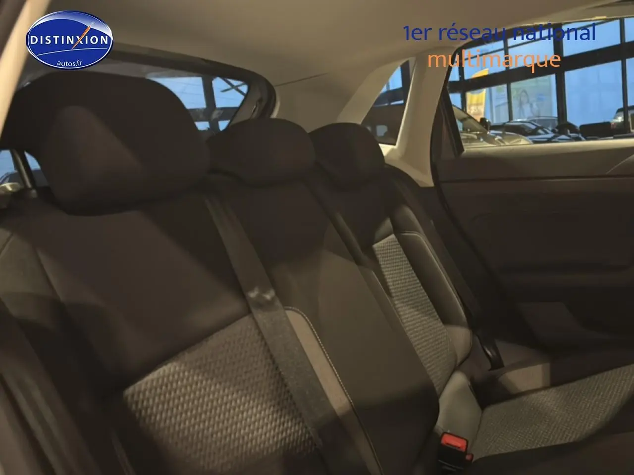 Vue intérieure des sièges arrière en tissu noir et gris d'une Volkswagen Polo 2025, avec ceinture de sécurité visible.