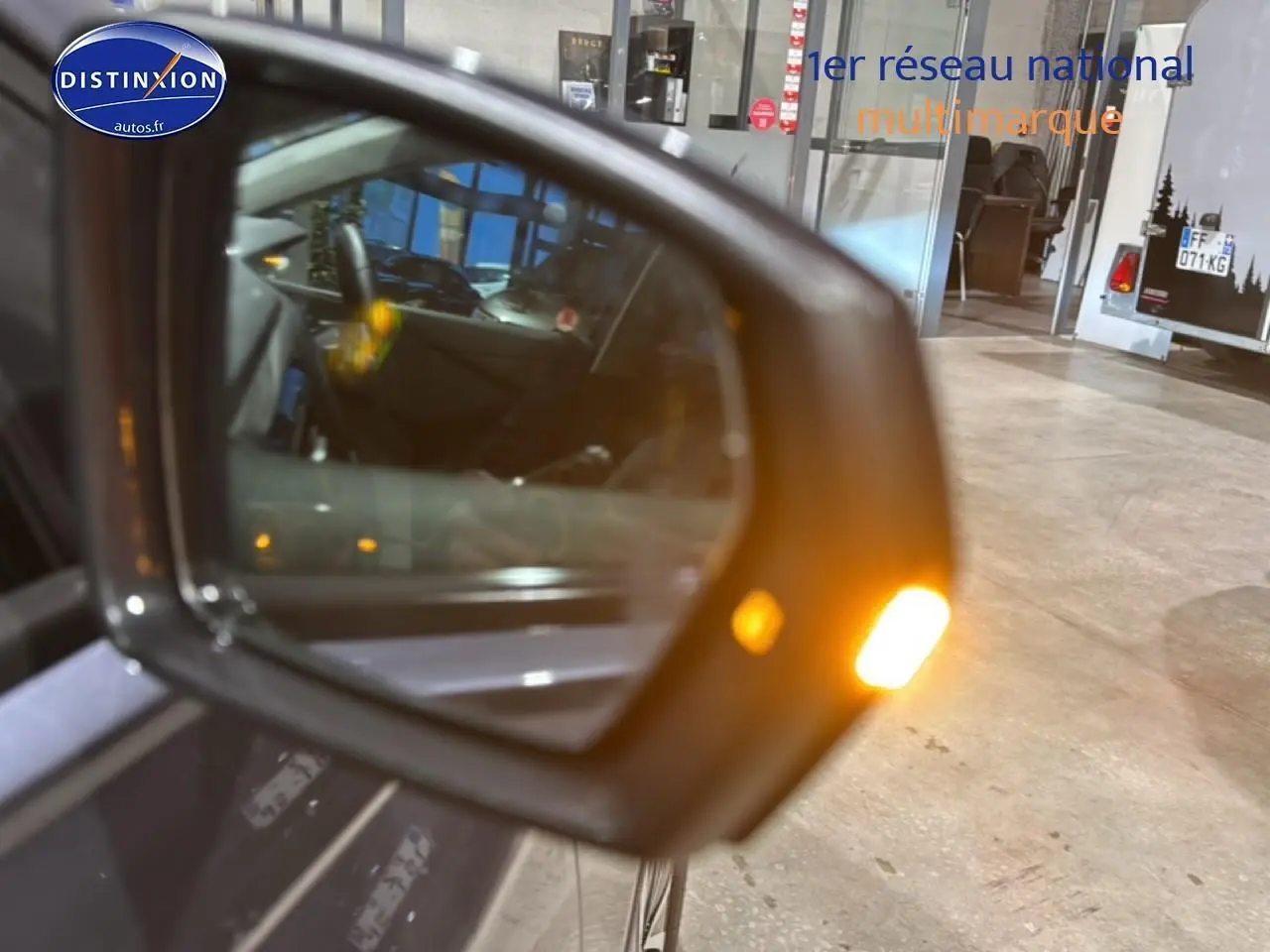 Rétroviseur extérieur droit gris cendre de Volkswagen Polo 2025 avec clignotant allumé en intérieur d'atelier.