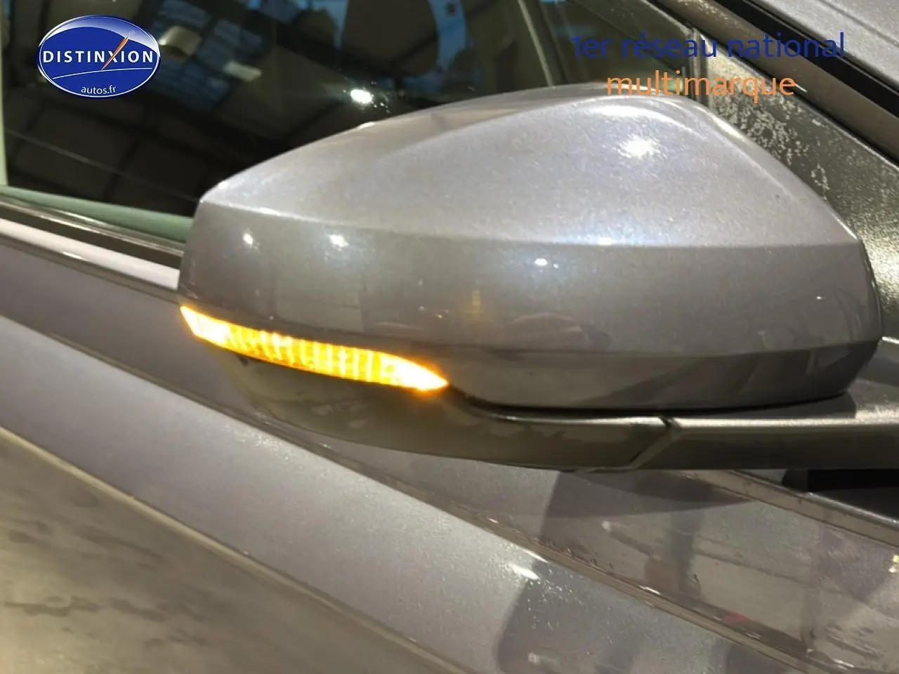 Rétroviseur côté gauche gris cendre de Volkswagen Polo 2025 avec clignotant allumé.