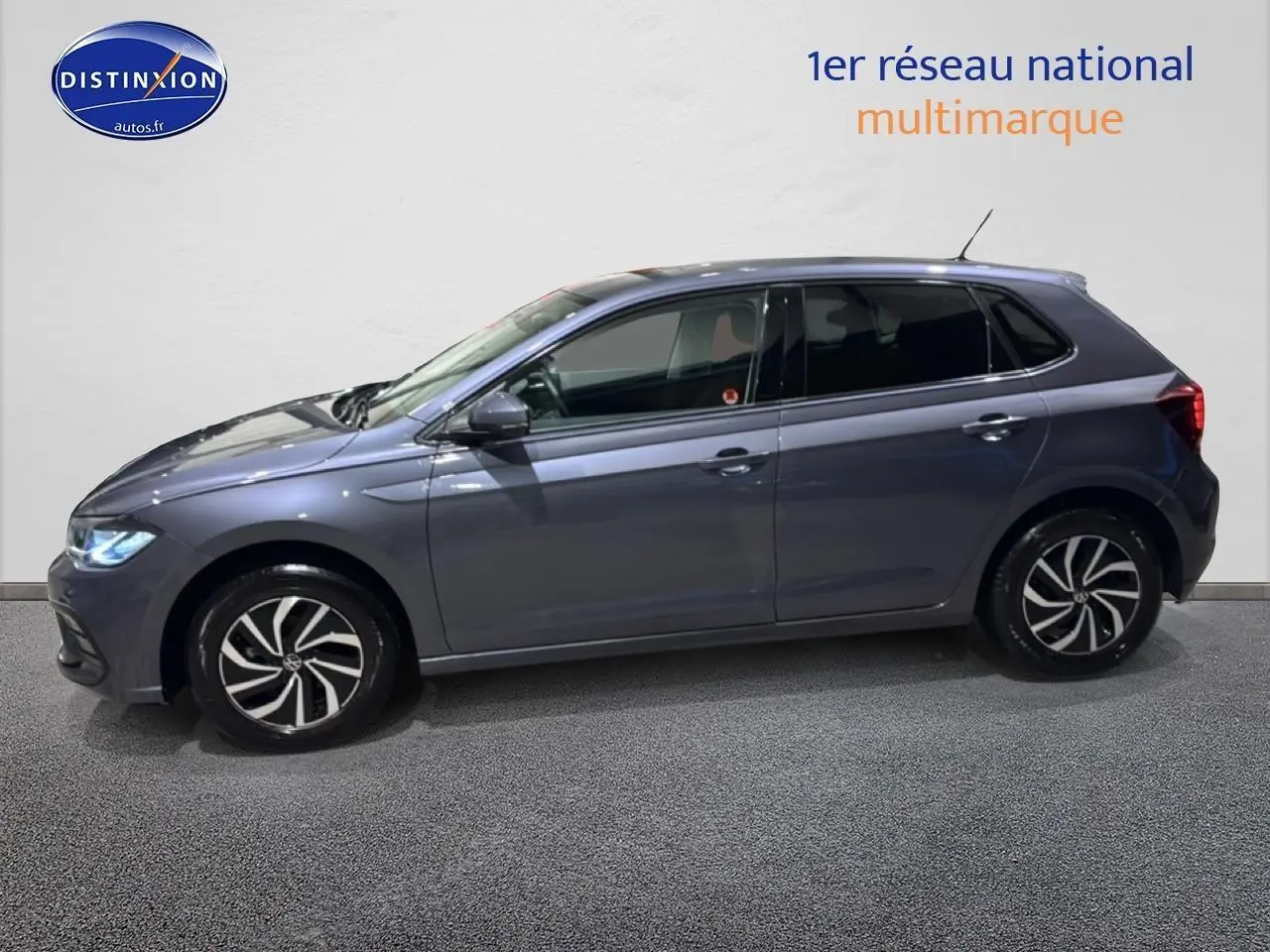 Vue de profil côté gauche d'une Volkswagen Polo gris cendre avec jantes alliage et vitres surteintées.