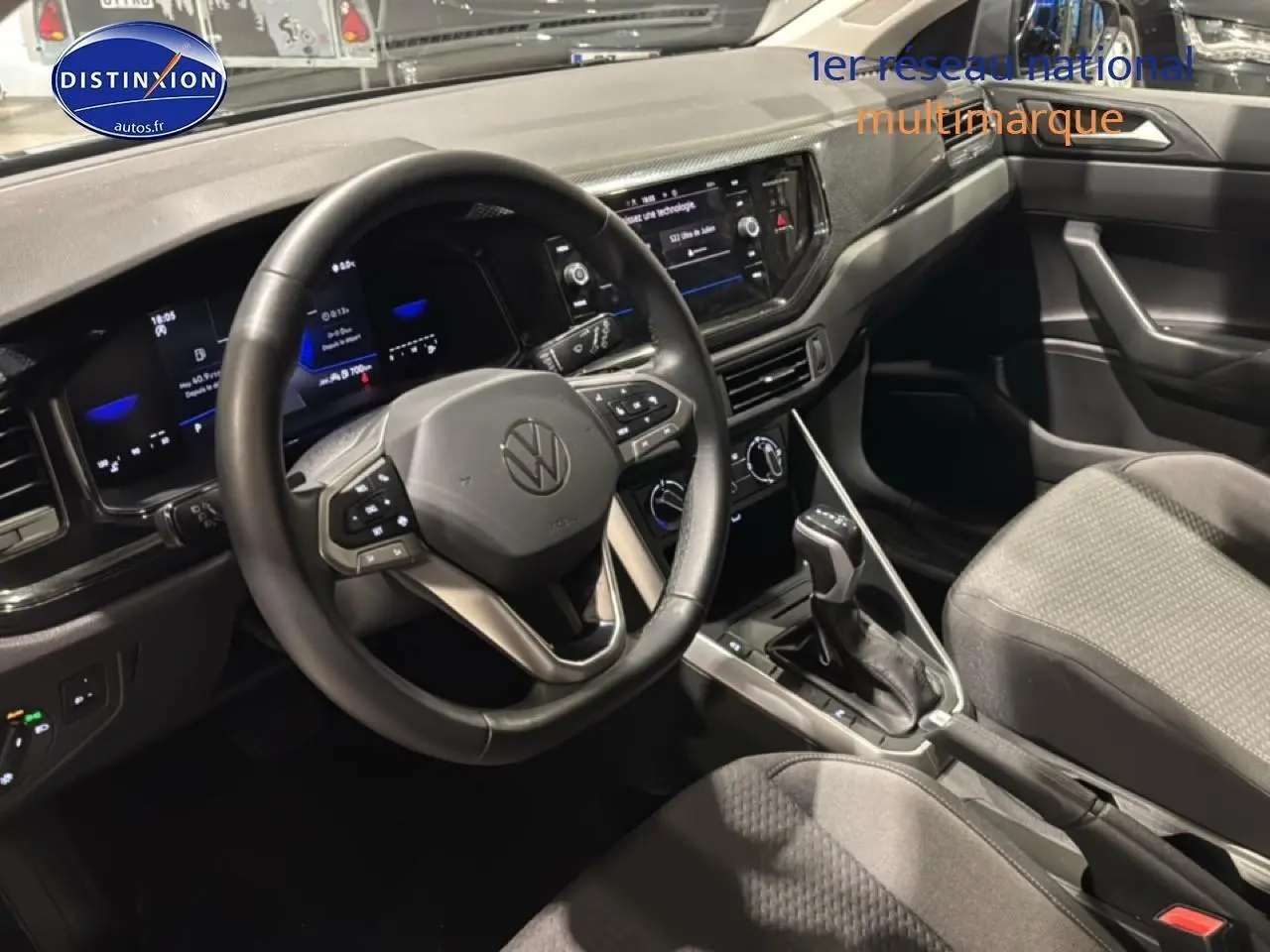 Vue intérieure côté conducteur de la Volkswagen Polo gris cendre 2025, volant cuir multifonction et écran tactile 8 pouces.