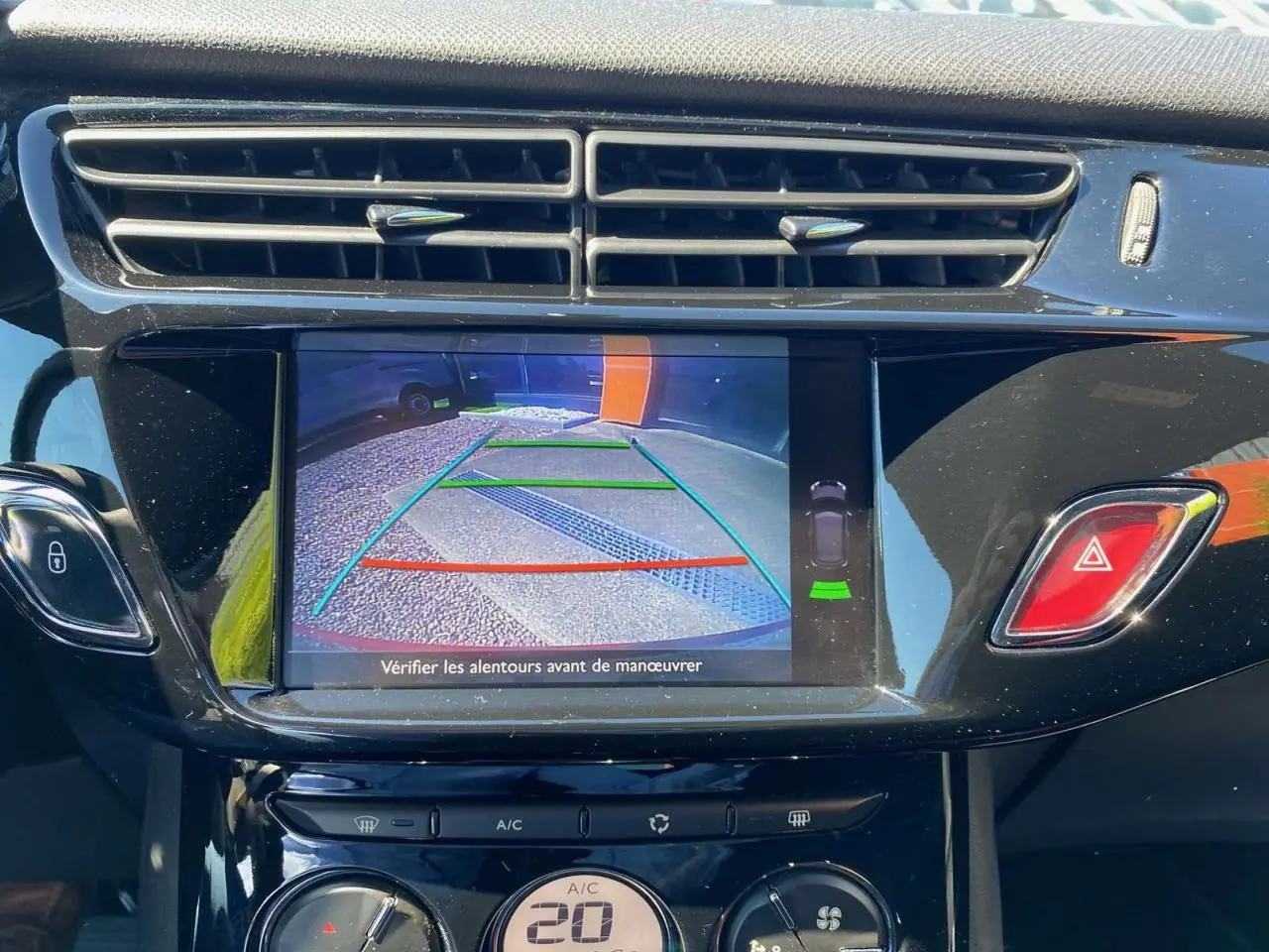 Écran central de la DS3 2018 montrant l’image de la caméra de recul avec les lignes de guidage colorées.