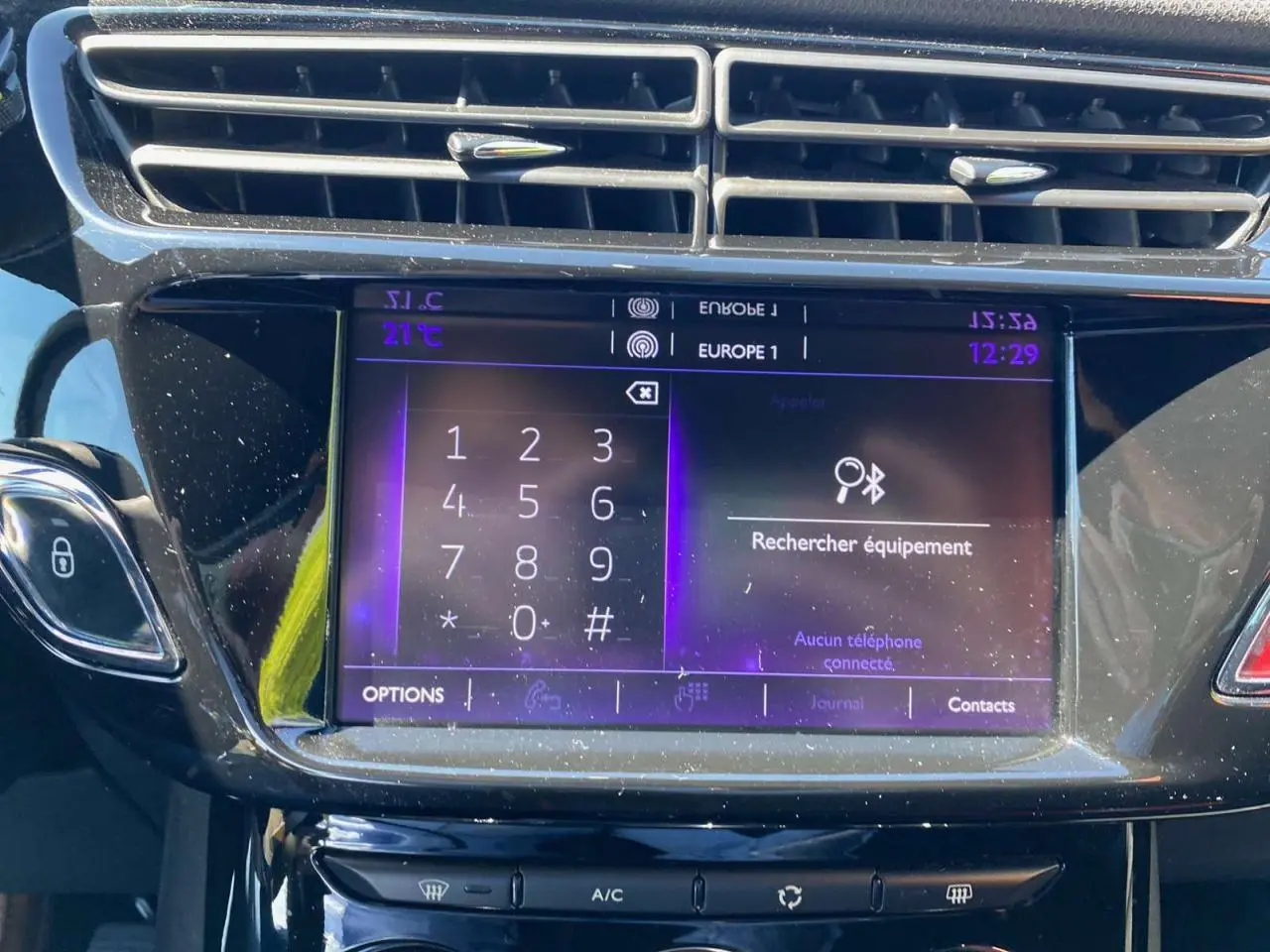 Vue rapprochée de l’écran tactile central du DS3 2018 affichant le clavier numérique et la recherche Bluetooth.
