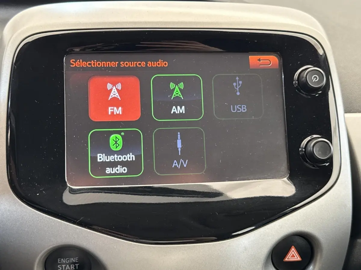 Écran tactile multimédia de la Toyota Aygo 2017, vue frontale du tableau de bord gris clair.