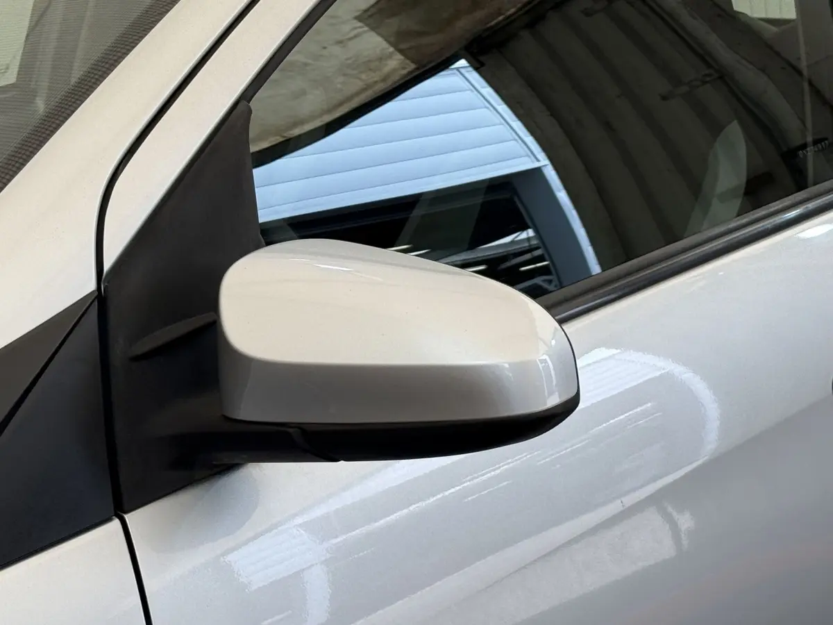 Rétroviseur extérieur côté conducteur gris clair de la Toyota Aygo 2017, vue rapprochée sur la portière avant.