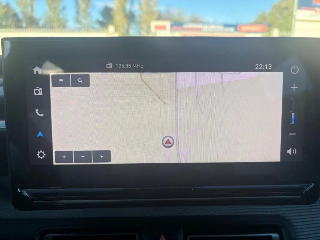 Écran tactile central de la Citroën C3 gris foncé 2025 affichant la navigation GPS en plein jour.