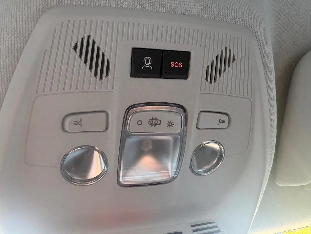Plafonnier intérieur gris clair avec boutons d’éclairage et alerte SOS sur Citroën C3 2025 gris foncé.