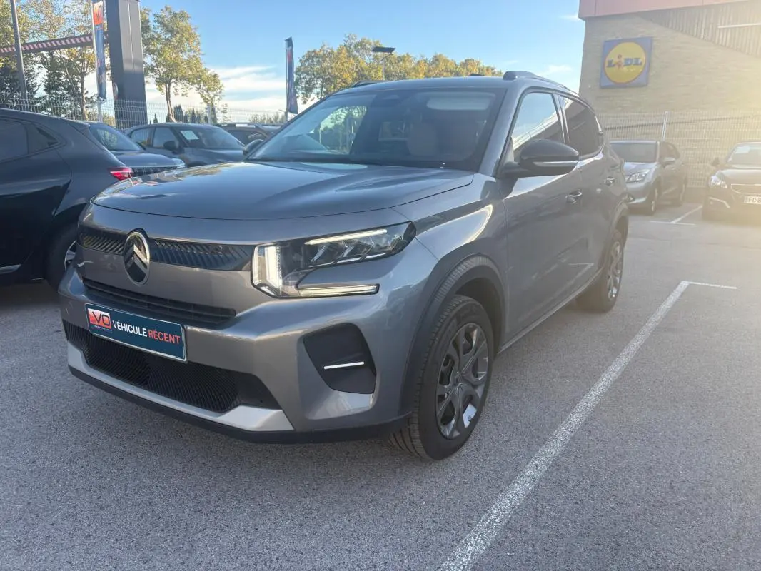 Citroën C3 Turbo 100 ch 2025 gris foncé vue 3/4 avant droit sur parking extérieur ensoleillé.