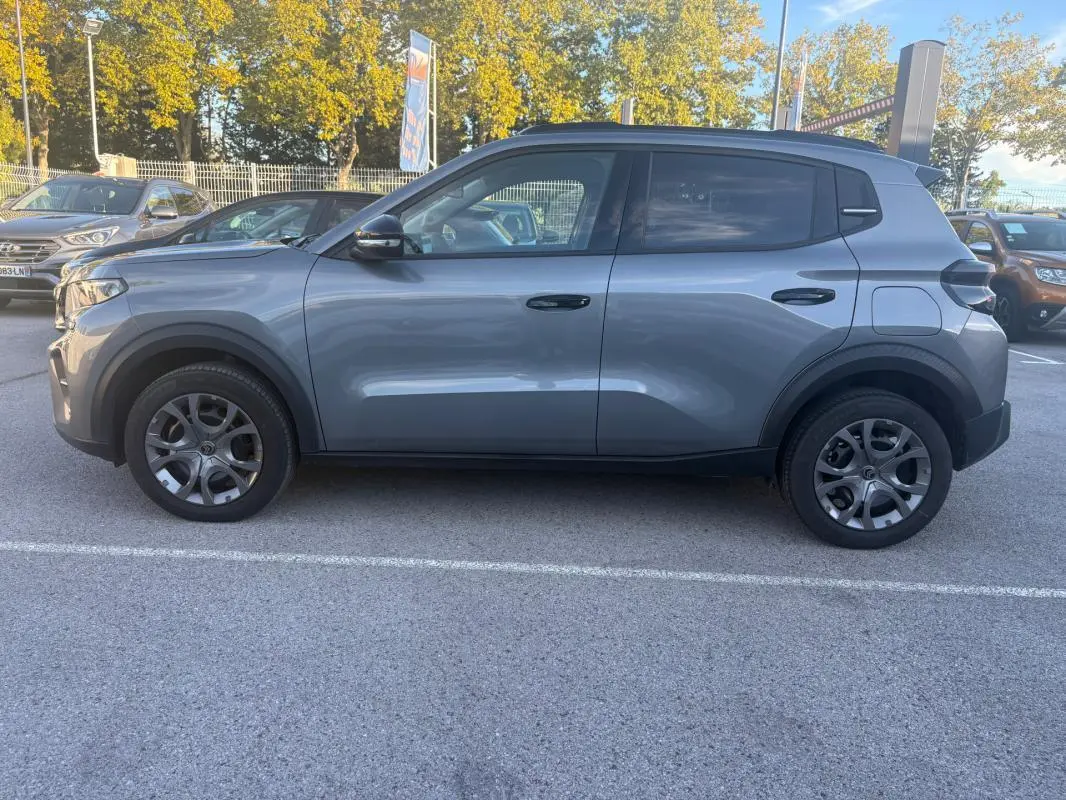 Citroën C3 2025 gris foncé vue de profil côté gauche, avec jantes distinctives et lignes modernes.