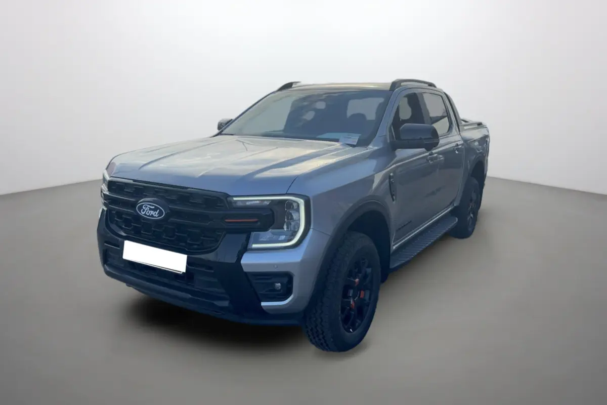 Ford Ranger Wildtrak gris iconic en 3/4 avant droit, avec calandre noire et jantes alu noires tout-terrain.
