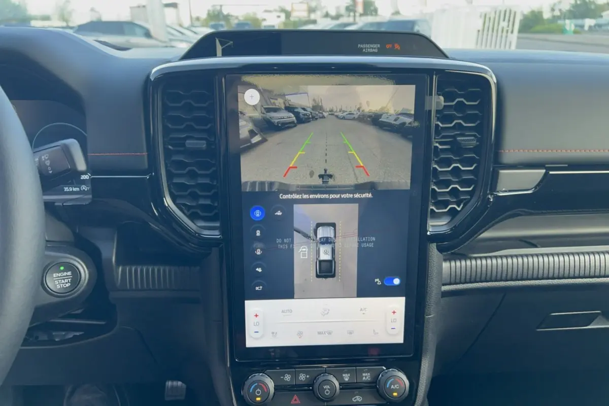 Vue rapprochée de l’écran central tactile du Ford Ranger gris Iconic 2026, affichant la caméra 360° et l’aide au stationnement.