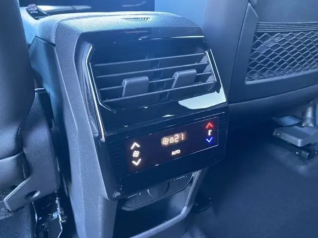 Vue rapprochée de la console arrière noire avec réglage digital de la climatisation sur Peugeot 5008 gris titane.