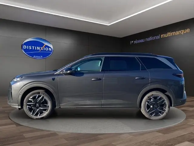 Vue de profil côté gauche du Peugeot 5008 Hybrid 145 gris titane, avec jantes alliage noires et toit noir contrasté.