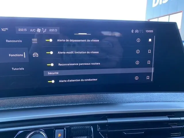 Écran tactile central du Peugeot 5008 Hybrid 145 GT 2025 affichant les réglages d'alertes de sécurité, ambiance intérieure gris noir.