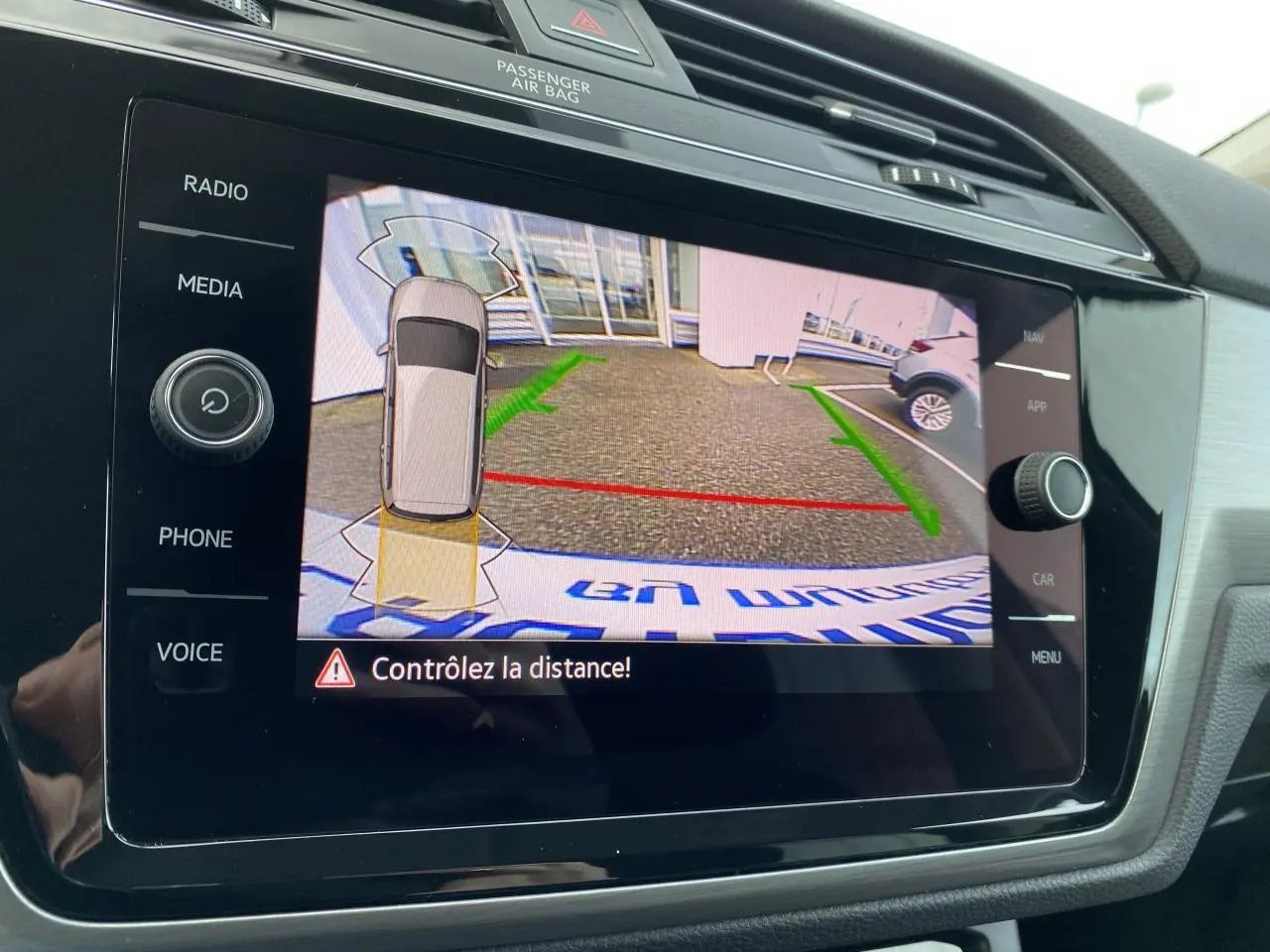 Écran de caméra de recul du Volkswagen Touran 2025 montrant l'aide au stationnement avec guidage coloré.