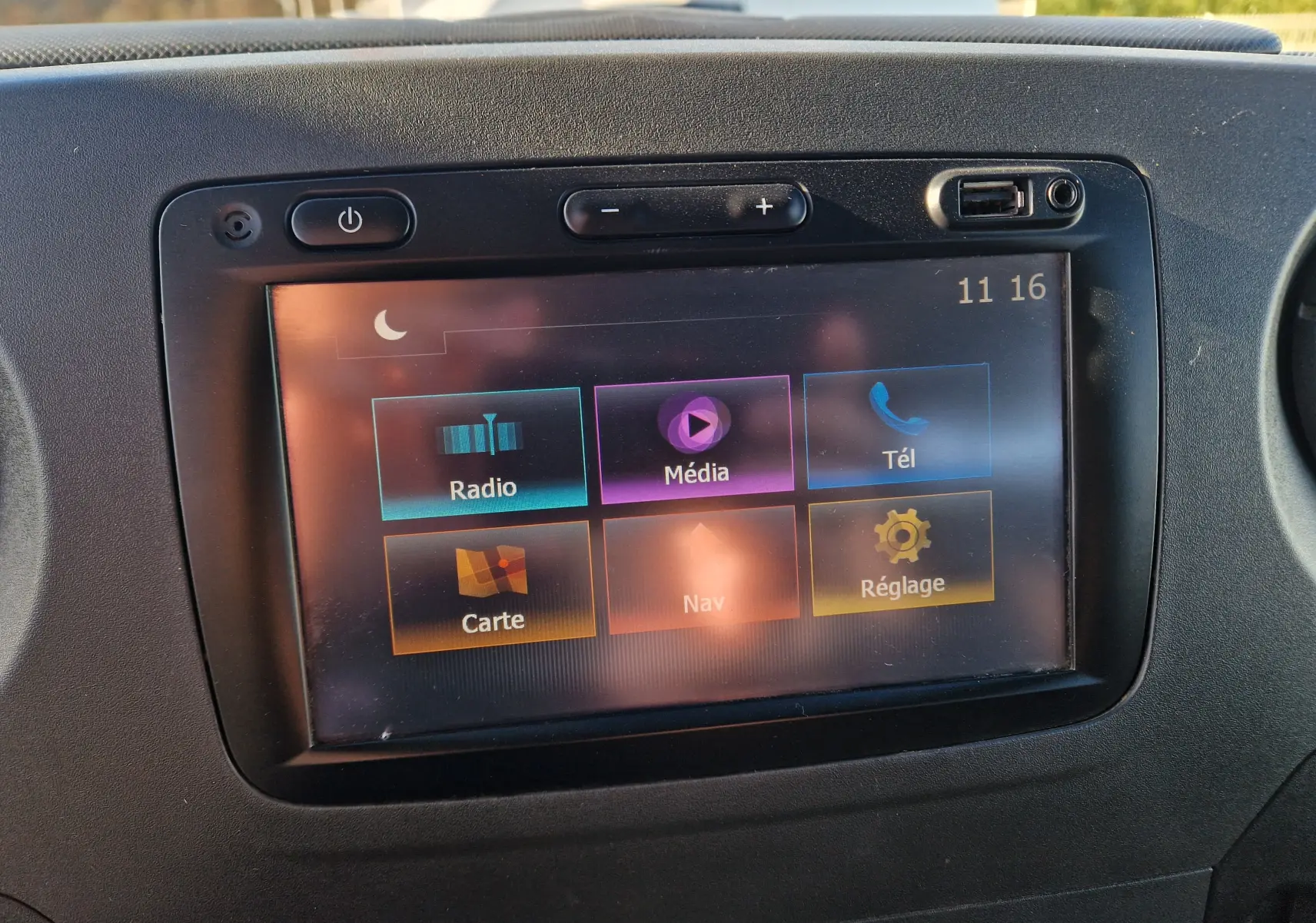 Écran tactile central du tableau de bord du Renault Master blanc, affichant les options radio, média, téléphone, carte, navigation et réglages.
