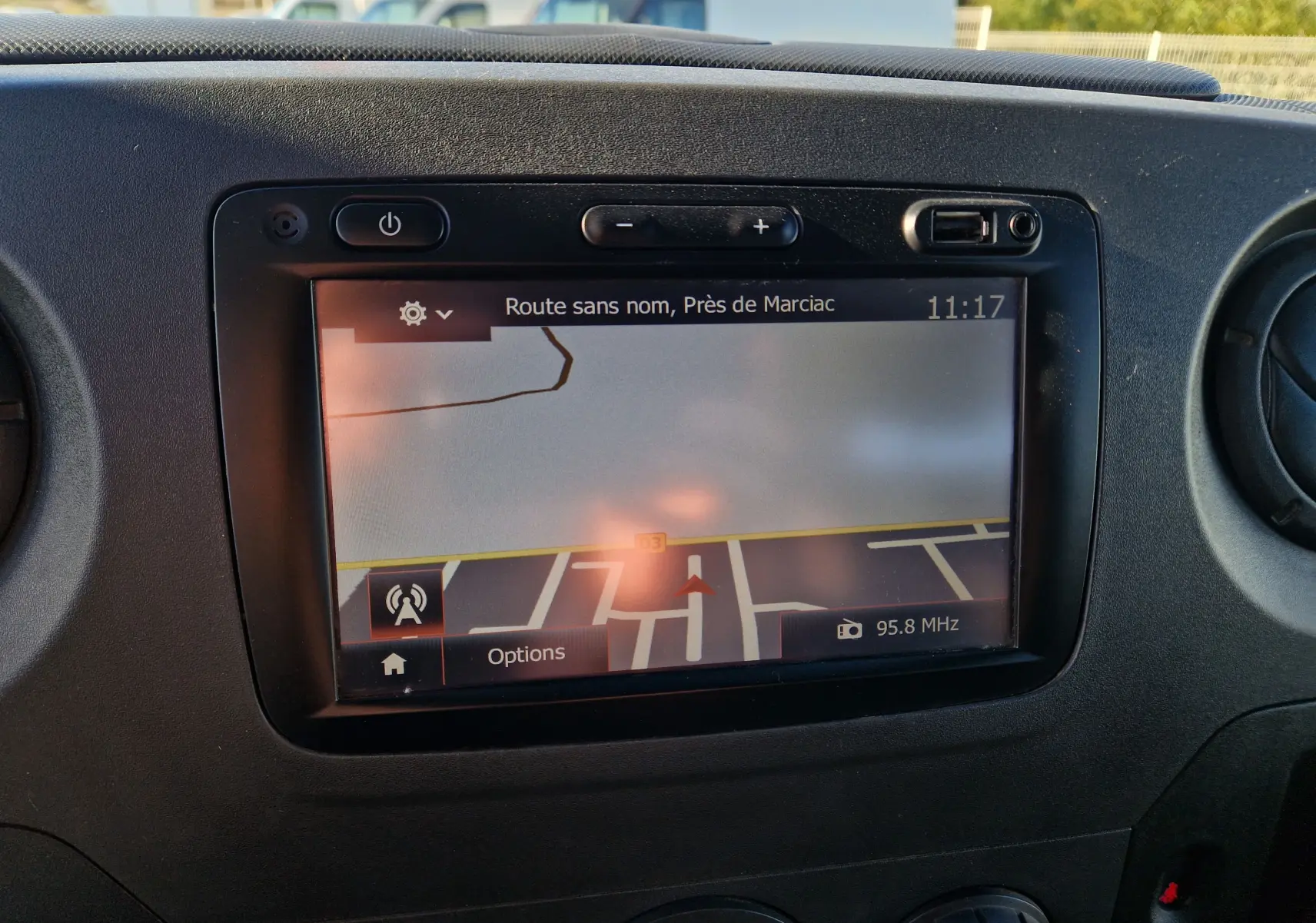 Écran de navigation intégré sur tableau de bord noir du Renault Master Cabine Approfondie blanc, vue intérieure.