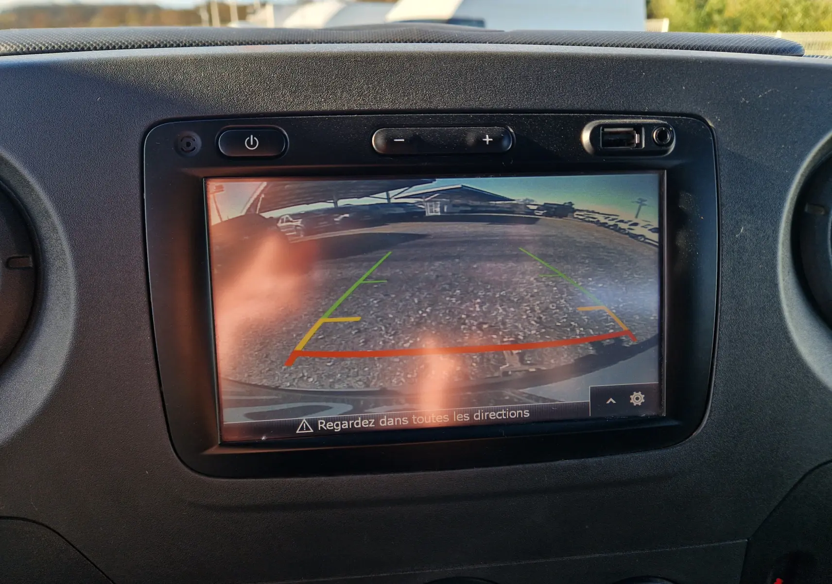 Écran de caméra de recul du Renault Master blanc, vue intérieure centrée sur l'affichage des lignes de guidage colorées.