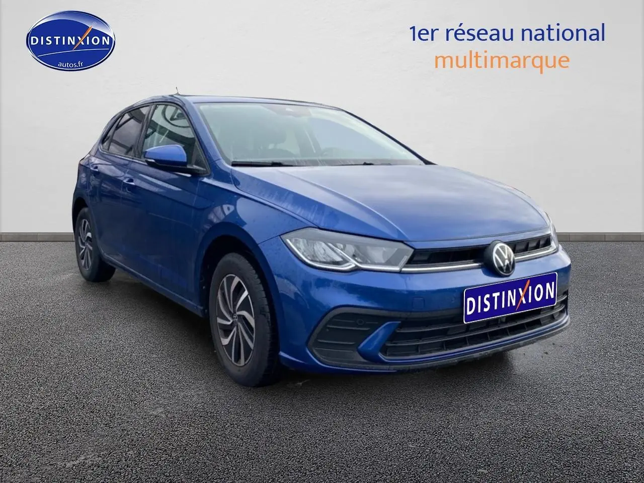 Volkswagen Polo bleu récif vue 3/4 avant droit avec calandre chromée et jantes alliage 15 pouces.