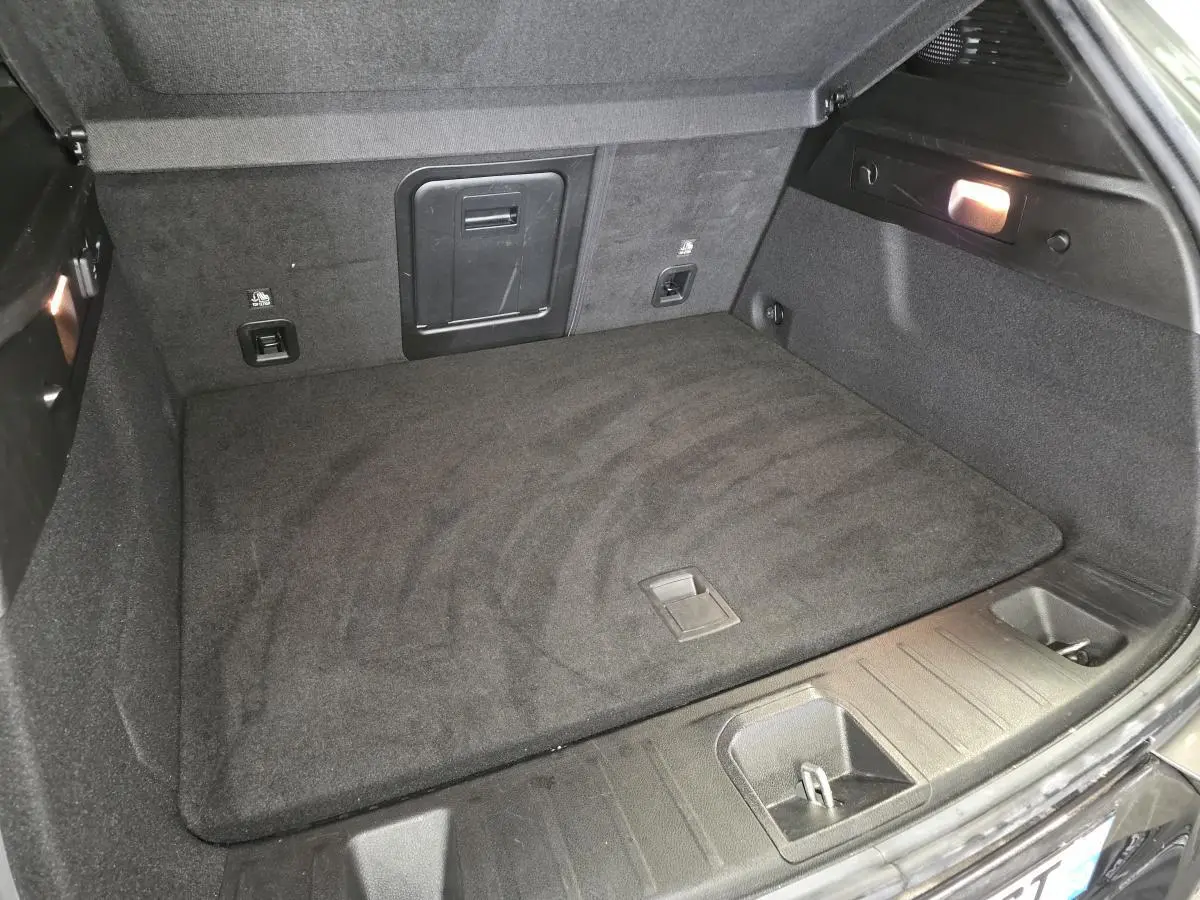 Vue intérieure du coffre spacieux et tapissé en gris foncé de l'Alfa Romeo Tonale 1.3 PHEV 280 TI Q4 2023.