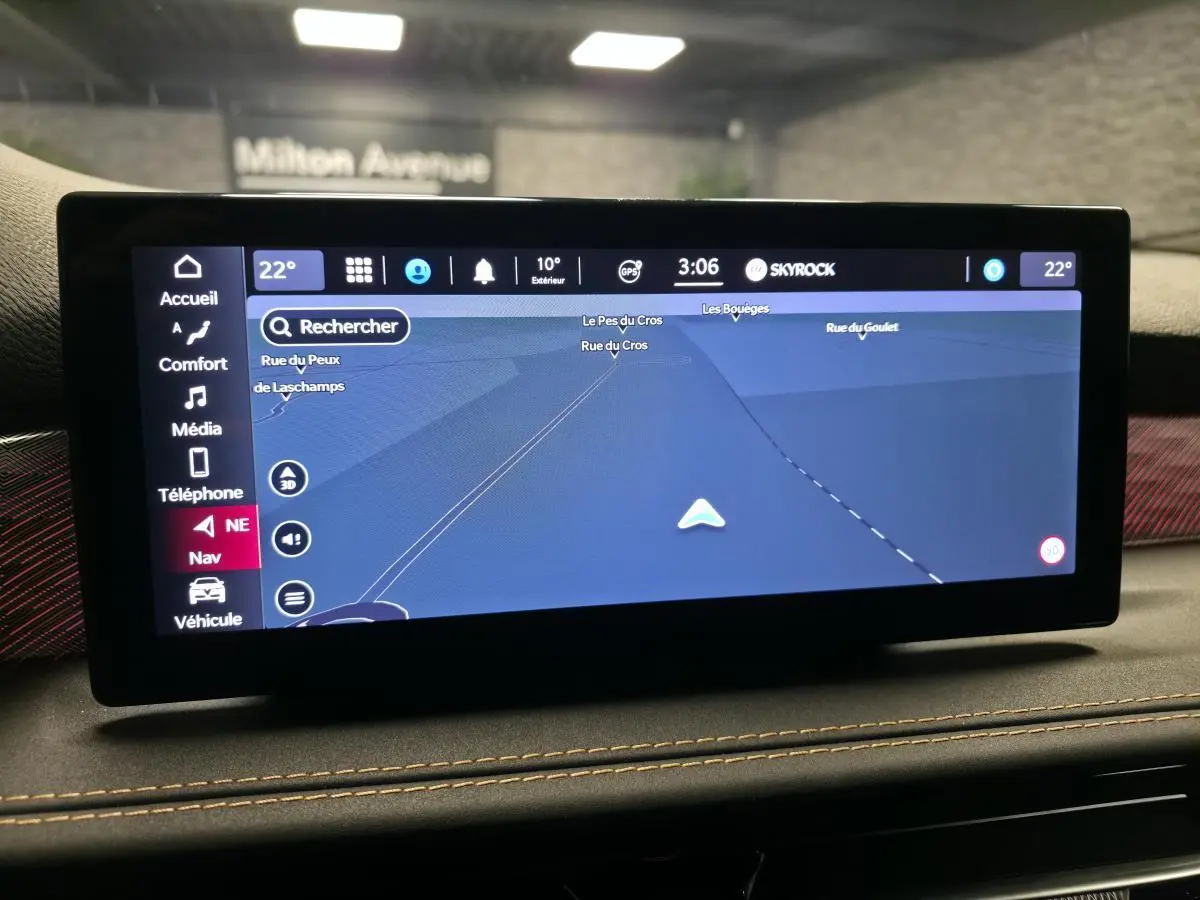 Écran tactile du système de navigation de l'Alfa Romeo Tonale 2023, affichage carte en intérieur noir avec surpiqûres beige.